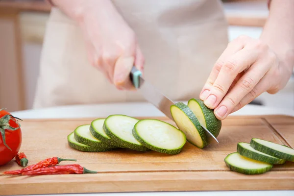 Close Hands Young Woman Cut Knife Slices Slices Young Zucchini — Stock Photo, Image