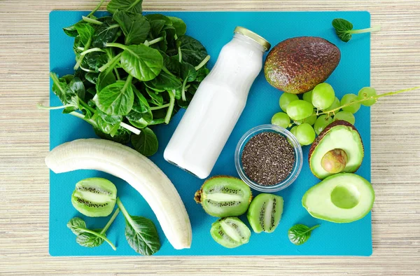 스무디 재료를 놓는다 바나나 시금치 유리병에 코코넛 아보카도 포도등의 청록색 — 스톡 사진