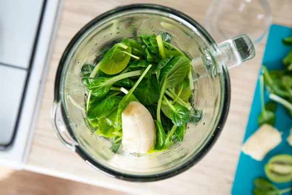 Lechuga Fresca Tazón Licuadora Casa Vista Desde Arriba Cocinar Batido — Foto de Stock