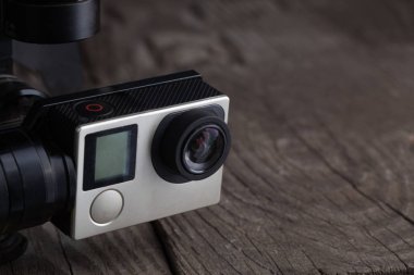 Ahşap arka plan üzerinde eylem fotoğraf makinesinin yakın çekim