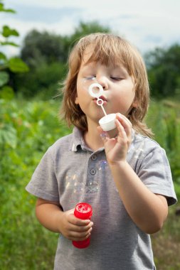 Sabun köpüğü ile oynayan çocuk portresi