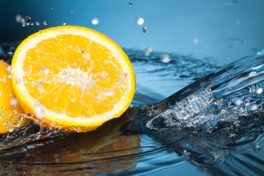 Turuncu meyve dilim su akışı