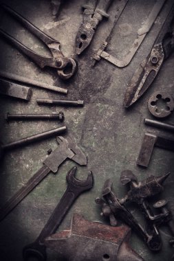 lekeli masada grungy eski metal işi araçları 