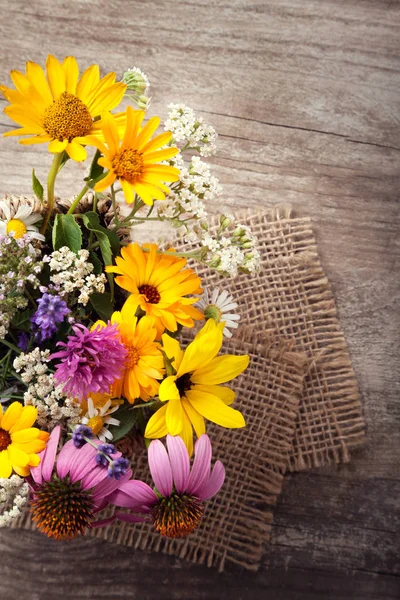 Strauß Wilder Blumen Auf Vintageblatt — Stockfoto