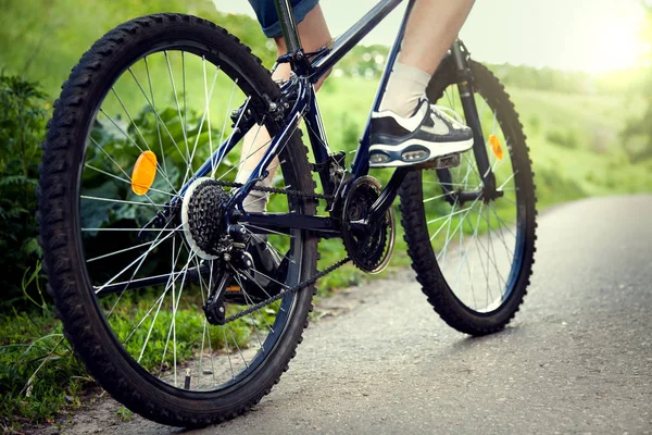 Benen Van Mannelijke Fietser Fiets Onderweg — Stockfoto