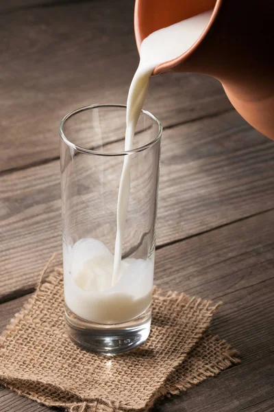 Latte Versato Brocca Bicchiere Sul Tavolo Legno — Foto Stock
