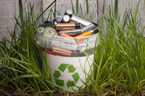 Μπαταρία Πλαστικό Κάδο Ανακύκλωσης Στο Γρασίδι — Φωτογραφία Αρχείου