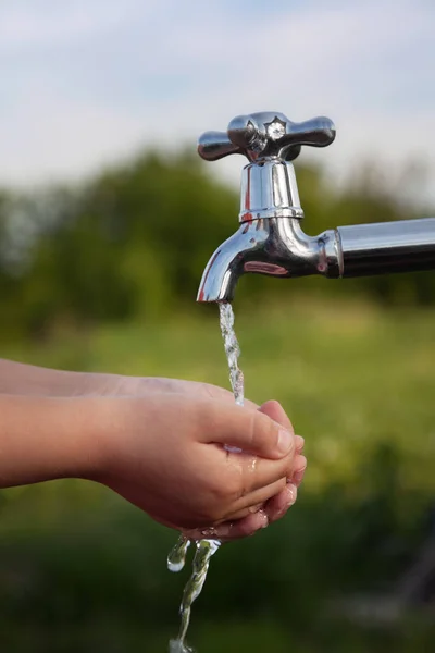 Jongen Wassen Van Handen Onder Kraan Tuin — Stockfoto