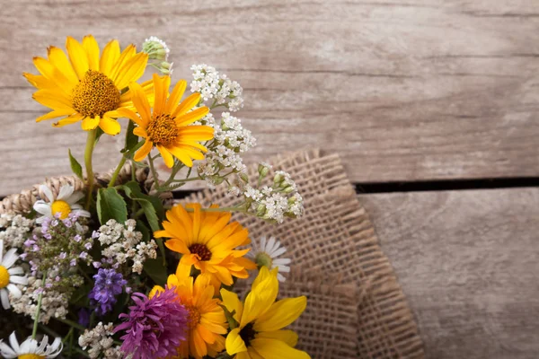 Wildblumen Auf Altem Grunge Holz Hintergrund — Stockfoto