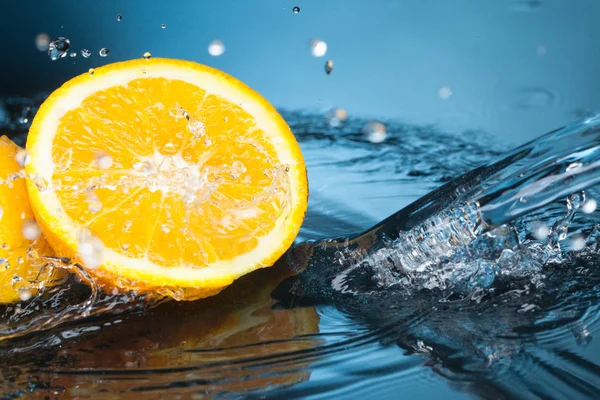 Fatia Fruta Laranja Corrente Água — Fotografia de Stock