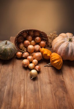 Kabaklar ve soğan sepeti ahşap tablo