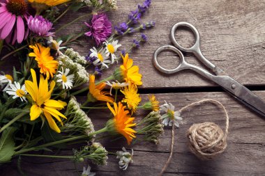 Buket çiçegi ve vintage yönetim kurulu için makaslar.