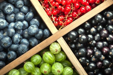 renkli çilek ahşap kutusunda ayarladığınız yüksek açılı görünüş 