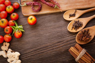 Akut İtalyan sosu hazırlanması için malzemeler 