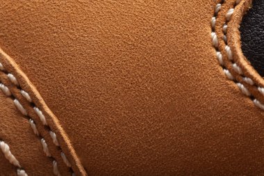 Kahverengi deri çizme ile iplik dikişli