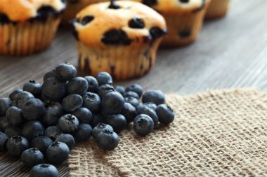 ahşap masa üzerinde Muffin yaban mersini ile yüksek açılı görünüş