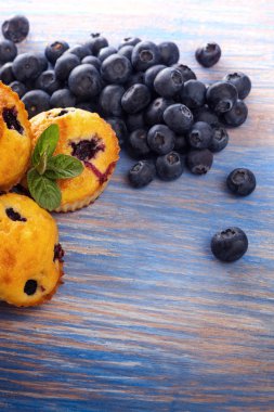 ahşap masa üzerinde Muffin yaban mersini ile yüksek açılı görünüş