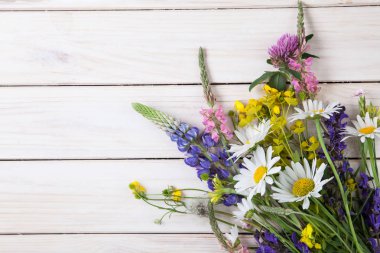 Kır çiçekleri Beyaz ahşap zemin üzerinde yukarıdan