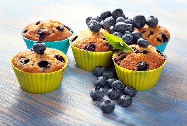ahşap masa üzerinde Muffin yaban mersini ile yüksek açılı görünüş