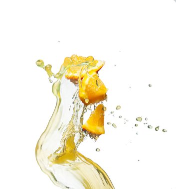 suyu akışı beyaz zemin üzerine portakal dilimleri