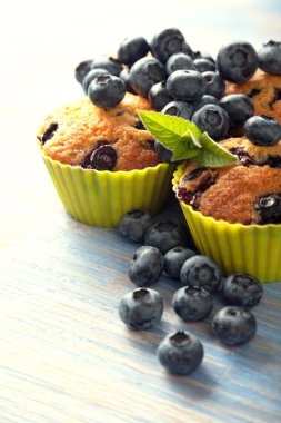 ahşap masa üzerinde Muffin yaban mersini ile yüksek açılı görünüş