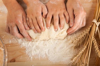 Çocuklar kadar yakın ve hamur ellerde anne