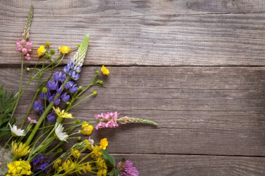 Farklı kır çiçekleri üstten görünüm ahşap arka plan üzerinde 