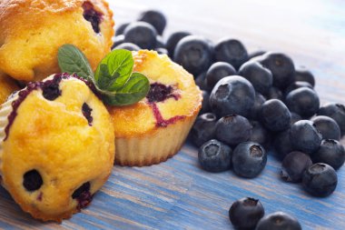 ahşap masa üzerinde Muffin yaban mersini ile yüksek açılı görünüş