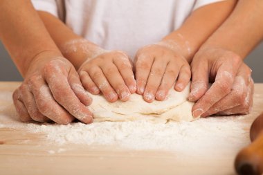 Çocuklar kadar yakın ve hamur ellerde anne