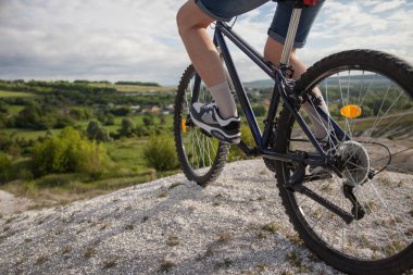 Erkek bisikletçi ve dağ bisiklet