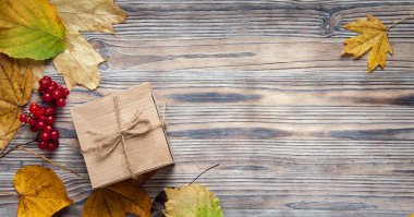 Sonbahar ahşap zemin üzerine karton kutusunu bırakır