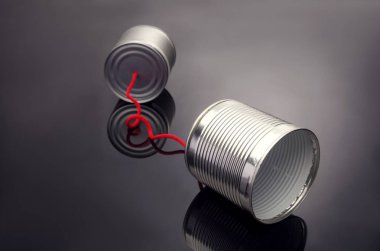 Teneke kutular siyah cilalı masada telefon oyuncak