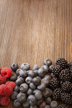 ahşap masa dağınık orman meyveleri yüksek açılı görünüş