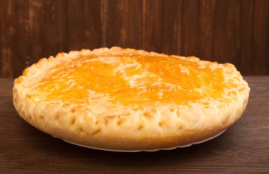 Ahşap masa üzerinde taze ev yapımı pasta.