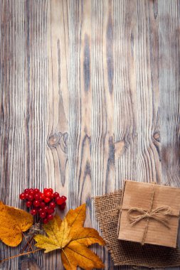 Hediye kutusu sonbahar ahşap zemin üzerine bırakır