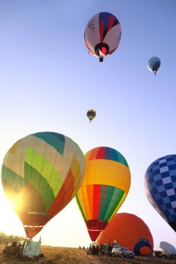 Sahada uçmaya başlayan hava balonları