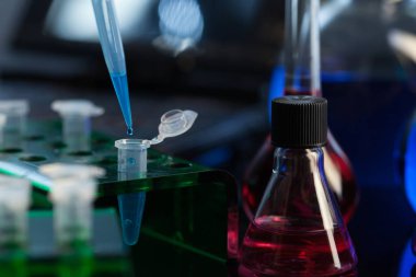 Bilim adamı dolum tüp bilim laboratuarında