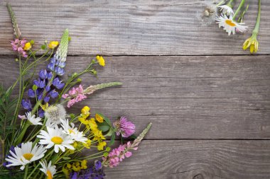 Farklı kır çiçekleri üstten görünüm ahşap arka plan üzerinde 