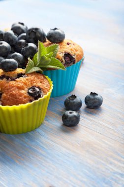ahşap masa üzerinde Muffin yaban mersini ile yüksek açılı görünüş