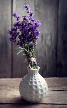 Eski ahşap zemin üzerine yaz lavanta buket