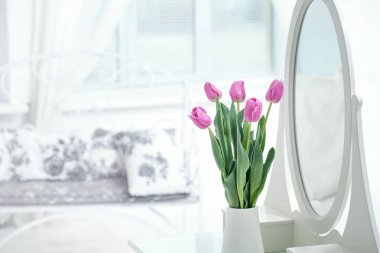 ayna yakınındaki beyaz vazoda pembe laleler 