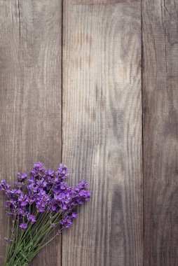 Yaz lavanta ahşap arka plan üzerinde buket.