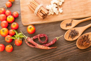 Baharatlar ve sebzeler üzerinde ahşap masa yemek pişirmek için.