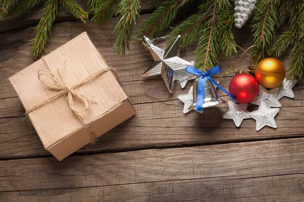 Χριστουγεννιάτικο Δέντρο Δώρο Πλαίσιο Και Διακοσμήσεις Στο Ξύλινο Τραπέζι — Φωτογραφία Αρχείου