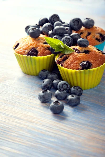 Vista Alto Ângulo Muffin Com Mirtilos Mesa Madeira — Fotografia de Stock