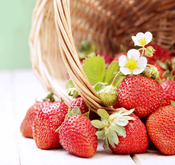 Panier Avec Fraise Rouge Sur Table Blanche — Photo