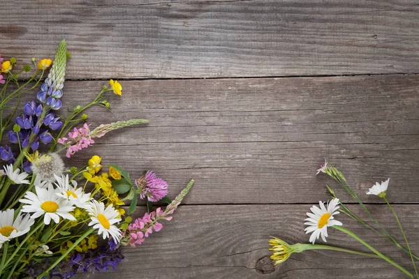 Kır Çiçekleri Eski Grunge Ahşap Arka Plan Üzerinde — Stok fotoğraf