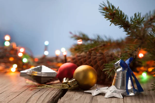 圣诞装饰品和木桌上的灯 — 图库照片