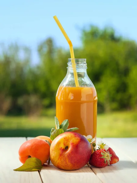 Glas Detox Smoothie Och Frukt Träbord Trädgården — Stockfoto