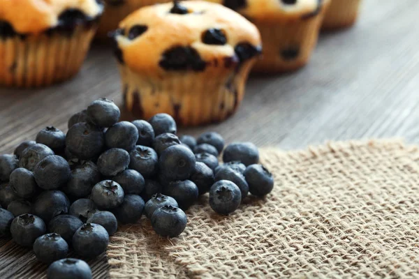 Ahşap Masa Üzerinde Muffin Yaban Mersini Ile Yüksek Açılı Görünüş — Stok fotoğraf